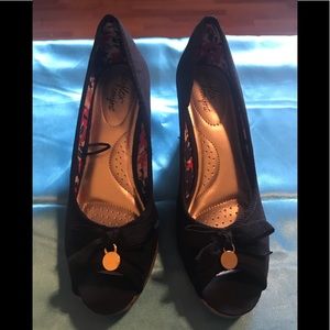 Dexter open toe heels. Black cloth. 9M. NWOT.